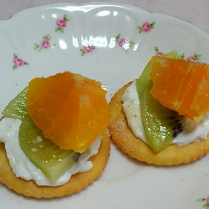 クリームチーズとキウイとオレンジのクラッカー レシピ 作り方 By ミニー7015 楽天レシピ